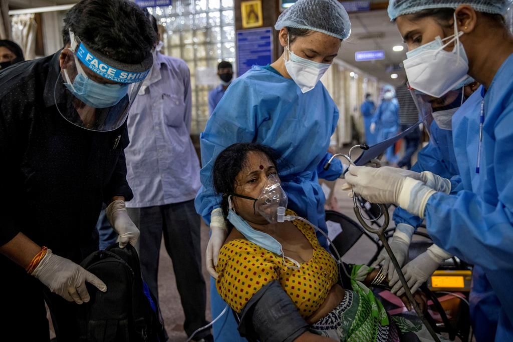 Doente recebe tratamento dentro da ala de urgências do hospital da Sagrada Família em Nova Deli. Foto: Danish Siddiqui/Reuters
