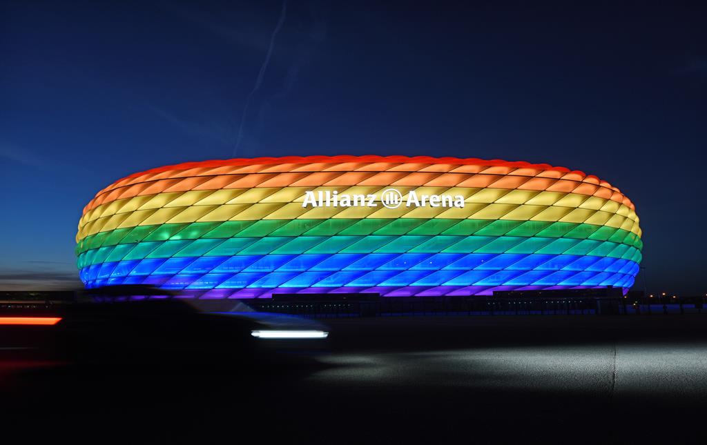 Iluminação a ser testada no estádio Allianz Arena, em Munique, Alemanha. Foto: Tobias Hase/Reuters