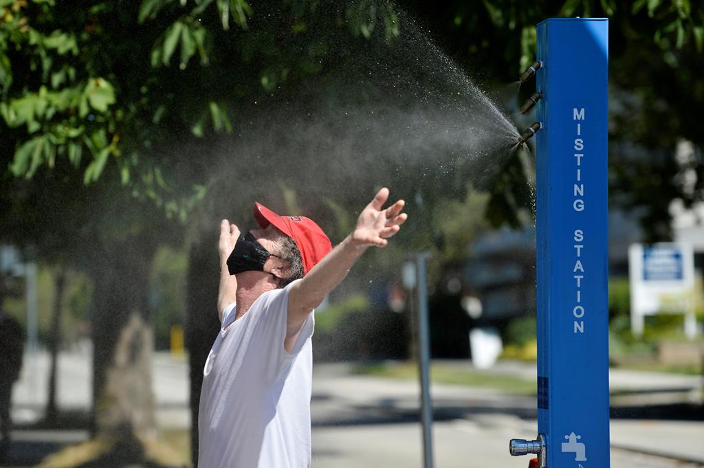 Um homem arrefece numa estação de água durante onda de calor abrasador em Vancouver, Columbia britânica, Canadá. Foto: Jennifer Gauthier/Reuters