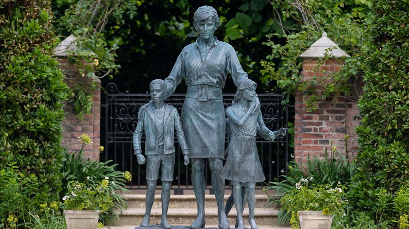 Estátua da Princesa Diana no Palácio de Kensington Foto: Dominic Lipinski/REUTERS