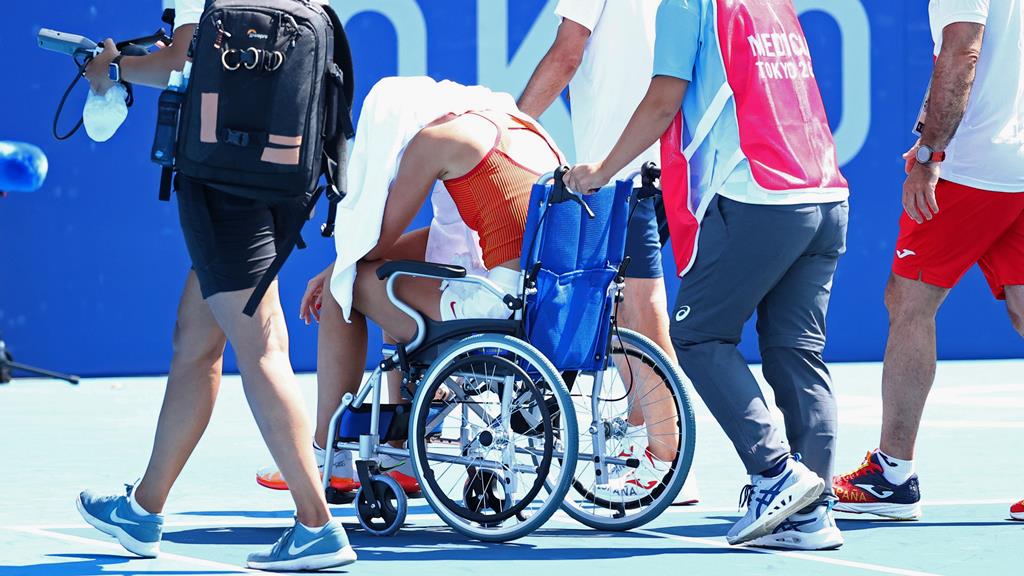 Paula Badosa teve de ser transportada em cadeira de rodas. Foto: Lucy Nicholson/Reuters