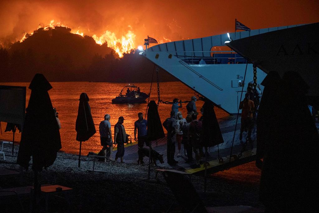 Evacuação da aldeia Limni durante os incêndios florestais de agosto, na ilha de Evia, na Grécia. Foto: Nicolas Economou/Reuters