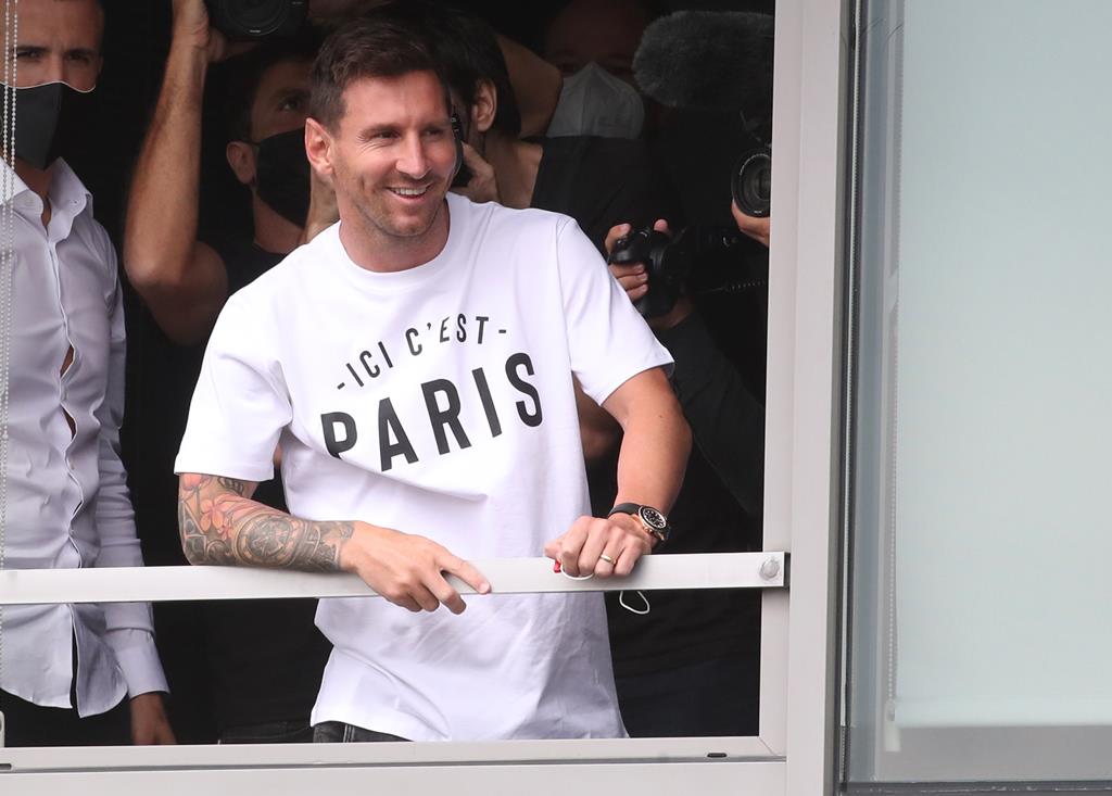 Lionel Messi agradeceu o apoio dos adeptos à chegada a Paris. Foto: Yves Herman/Reuters