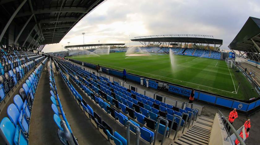 Manchester City Academy Stadium (Manchester), onde joga a equipa feminina dos "citizens" - capacidade: 7.000 espectadores. Foto: Conor Molloy/imago images/News Images/Reuters