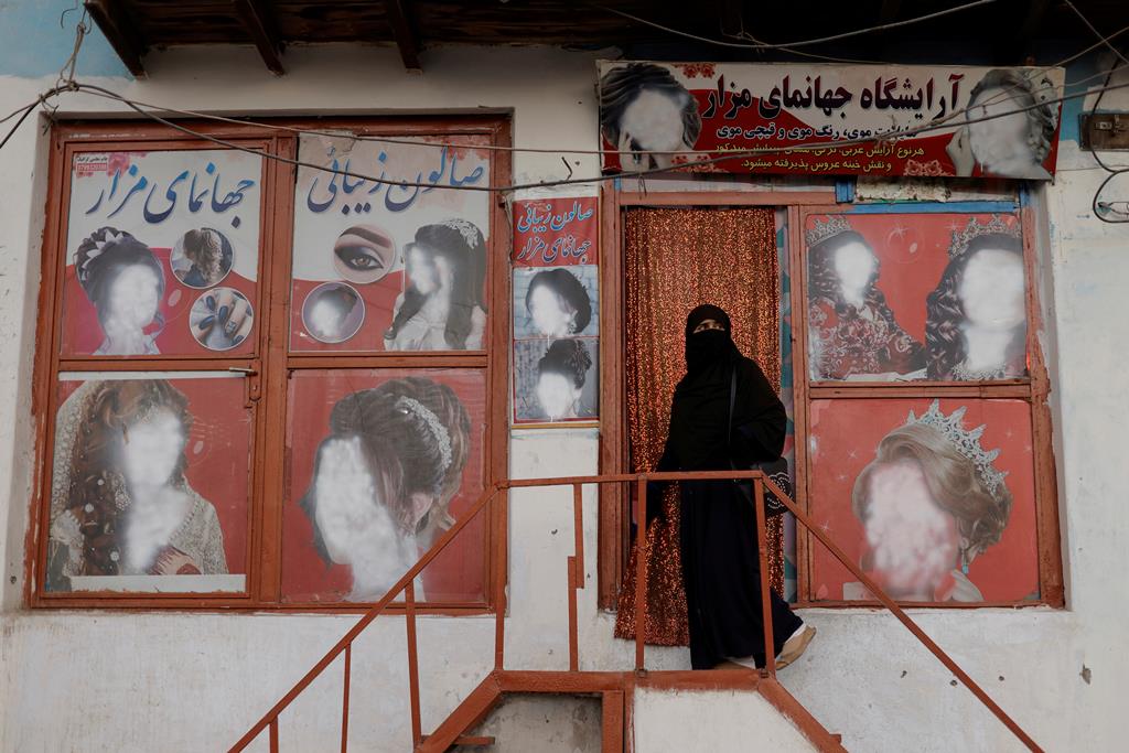 Uma mulher, junto a um salão de beleza em Cabul, depois da saída das tropas norte-americanas do Afeganistão. Foto: Jorge Silva/Reuters