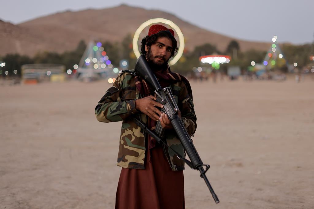 Um elemento das forças Talibã durante um dia de "folga" para visitar o parque de diversões da capital de Cabul, no Afeganistão. Foto: Jorge Silva/Reuters