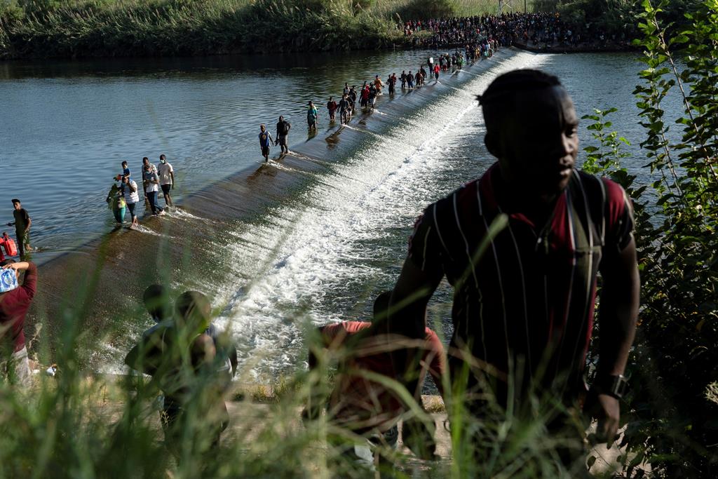"Caravana humana" atravessa o Rio Grande, entre o México e os EUA. Foto: Go Nakamura/Reuters