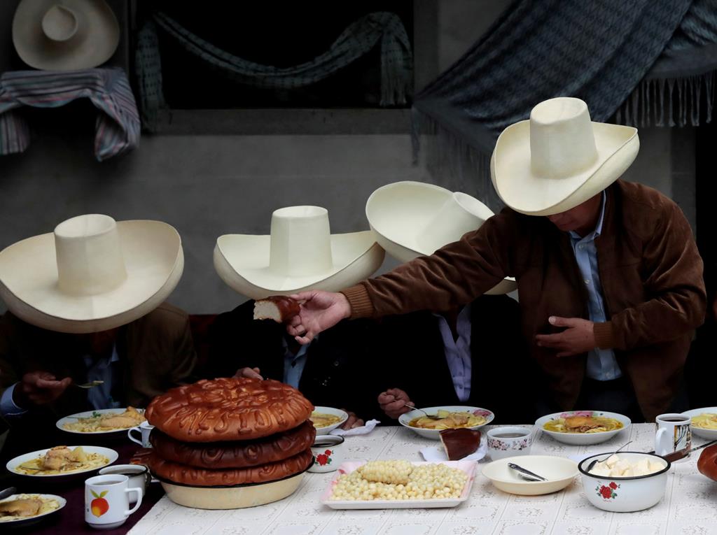 Pedro Castillo, Presidente do Peru, entrega uma fatia a um membro da sua família, durante o pequeno almoço antes de ir votar. Foto: Alessandro Cinque/Reuters