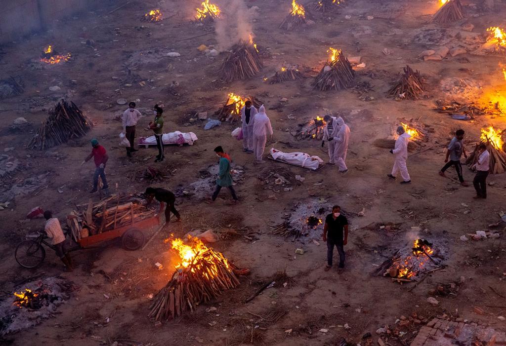 Cremação de vítimas mortais da Covid-19 em Nova Deli, na Índia, em abril deste ano. Foto: Danish Siddiqui/Reuters