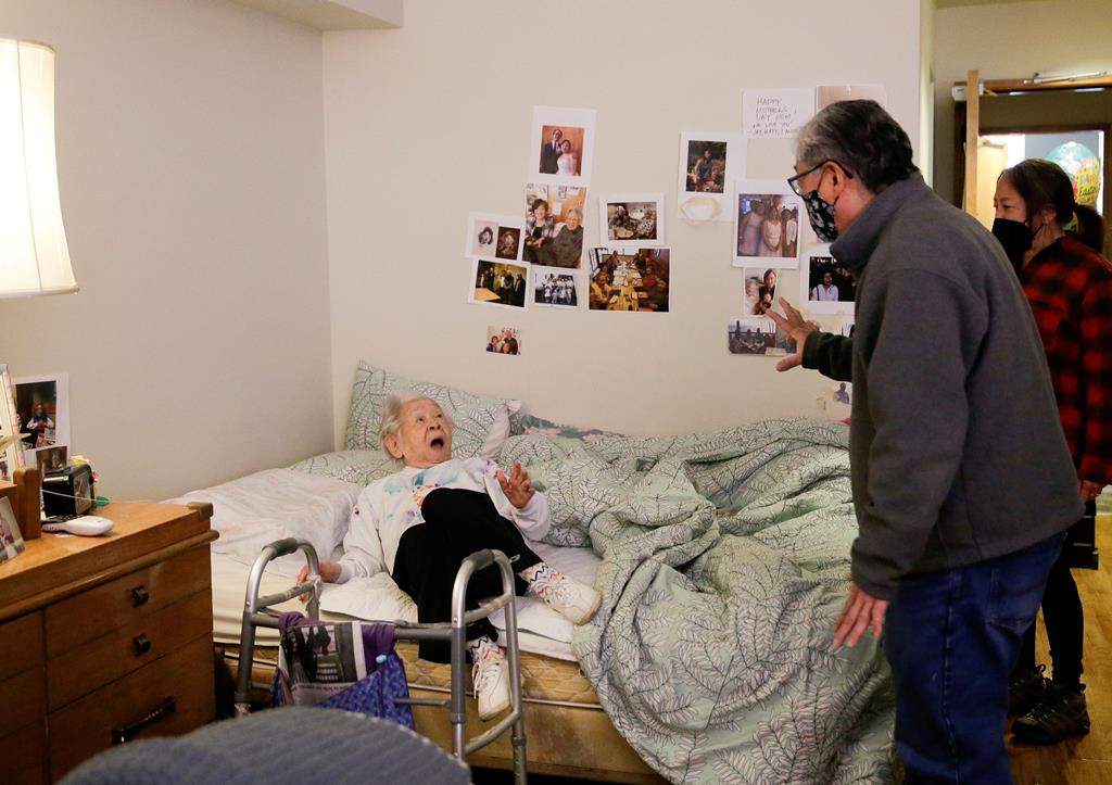 Mark Uomoto visita a mãe, de 98 anos, num encontro surpresa na sua casa, em Washington, depois de um ano de Covid-19. Foto: Lindsey Wasson/Reuters