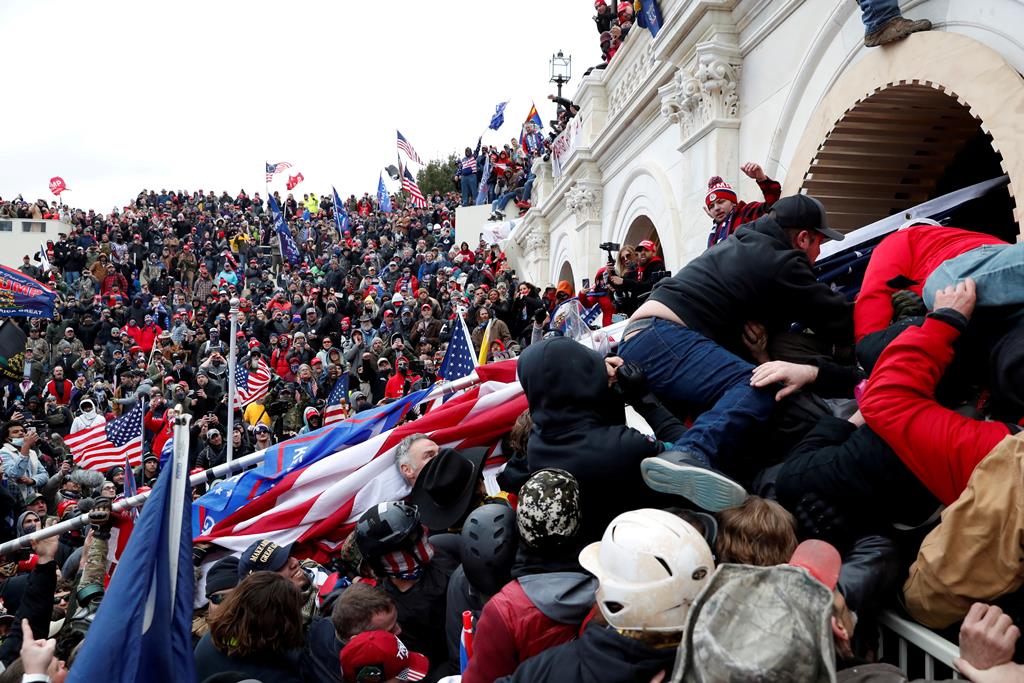 Multidão durante a invasão do Capitólio norte-americano em janeiro. Foto: Shannon Stapleton/Reuters