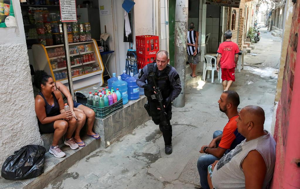 Um polícia percorre as ruas da favela Jacarezinho, no Rio de Janeiro, durante uma operação de rusga a traficantes de droga. Foto: Ricardo Moraes/Reuters