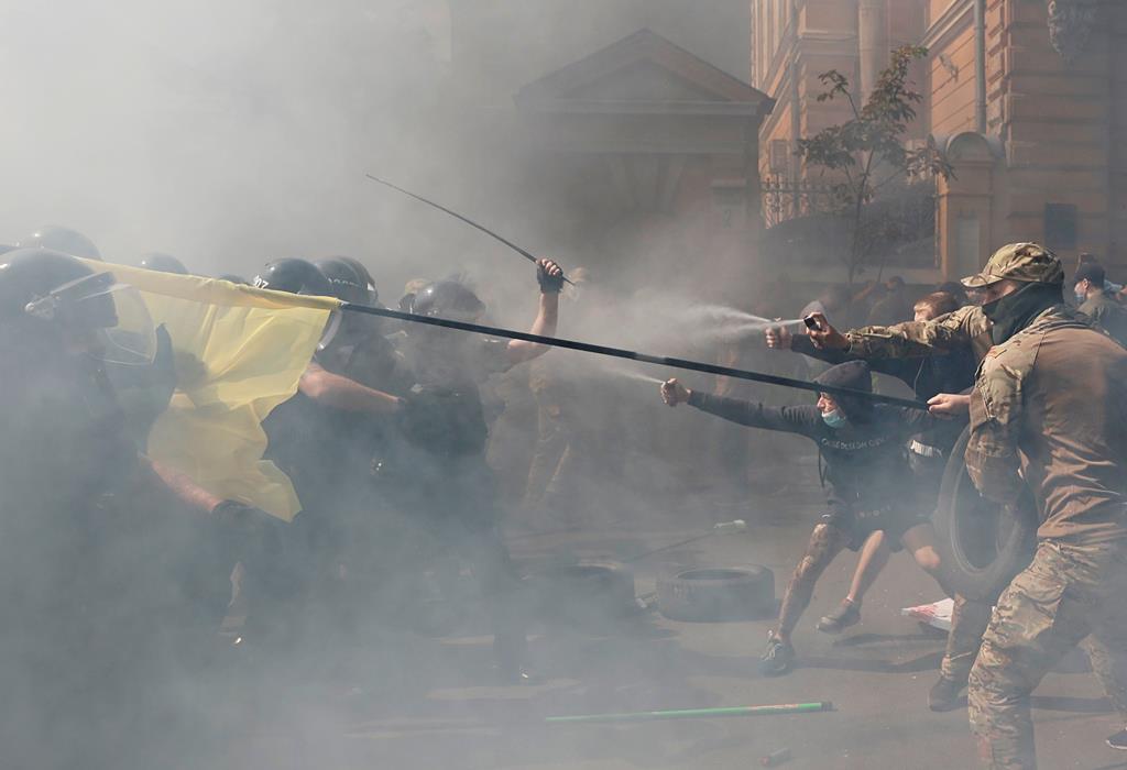 Confrontos com a polícia durante um protesto do Corpo Nacional, em Kiev, partido de extrema-direita da Ucrânia. Foto: Serhii Nuzhnenko/Reuters