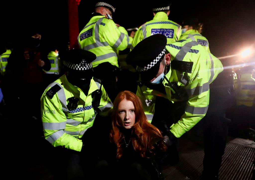Detenção de uma mulher durante um protesto relacionado com a morte de Sarah Everard, raptada, violada e assassinada por Wayne Couzens, agente da polícia metropolitana de Londres, na altura do crime. Foto: Hannah McKay/Reuters