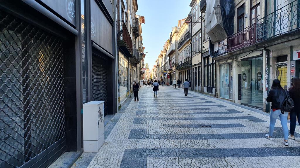 Muitas lojas continuam fechadas na Rua de Cedofeita, no Porto Foto: Vítor Mesquita/RR