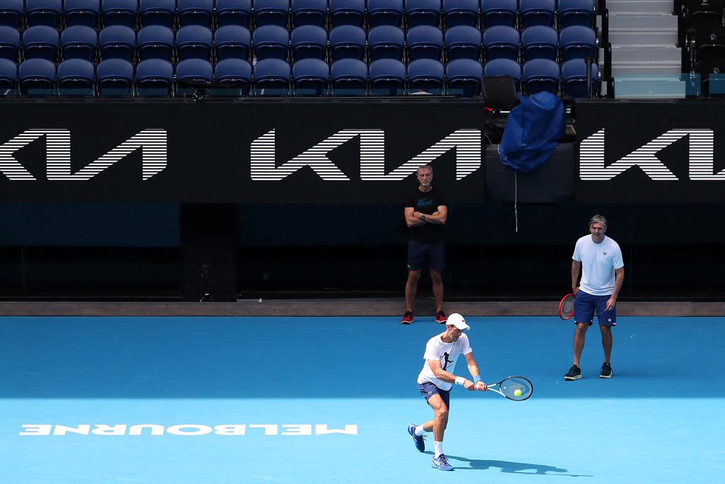 Djokovic treina em Melbourne para o Open da Austrália. Foto: Kelly Defina/Reuters