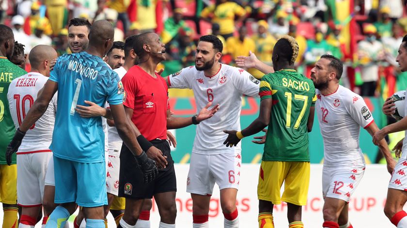 Jogadores da Tunísia e do Mali protestam com o árbitro. Foto: Mohamed Abd El Ghany/Reuters