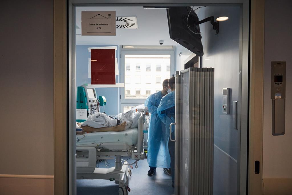 Médicos em contexto hospitalar. Foto: Reuters