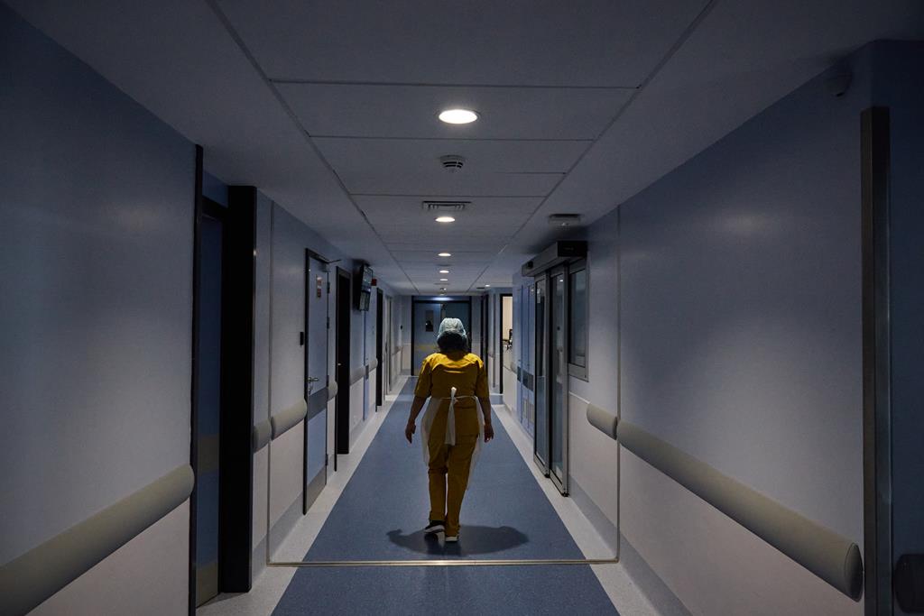 Médico em contexto hospitalar. Foto: Reuters