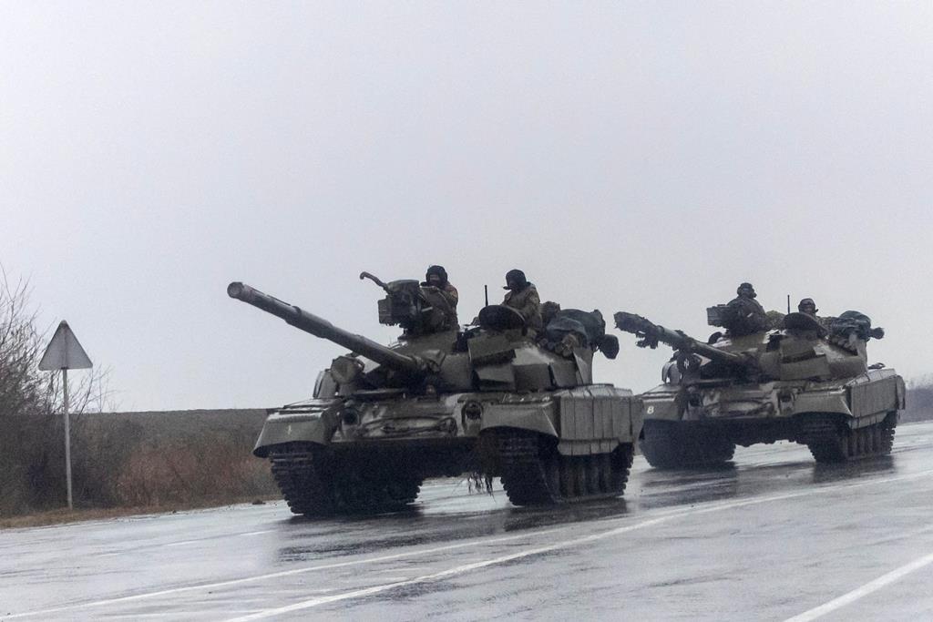 Tanques ucranianos dirigem-se à cidade de Mariupol, depois de a Rússia ter iniciado uma operação militar no leste da Ucrânia. Foto: Carlos Barria/Reuters
