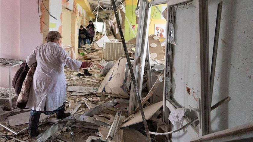 9 de Março - Ataque à maternidade em Mariupol faz 3 mortos e 17 feridos, segundo o balanço feito à data.  Foto: Eyepress/via Reuters