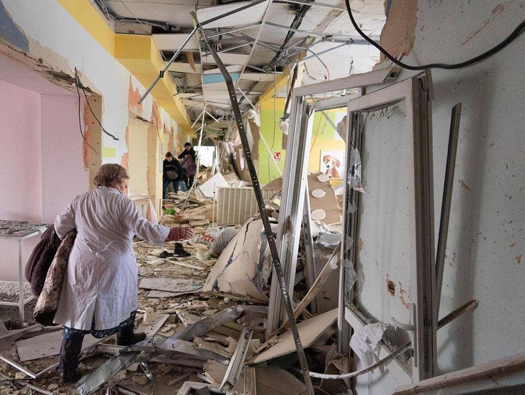 Imagem do local em que morreram três pessoas no ataque ao hospital pediátrico em Mariupol. Foto: Eyepress/via Reuters