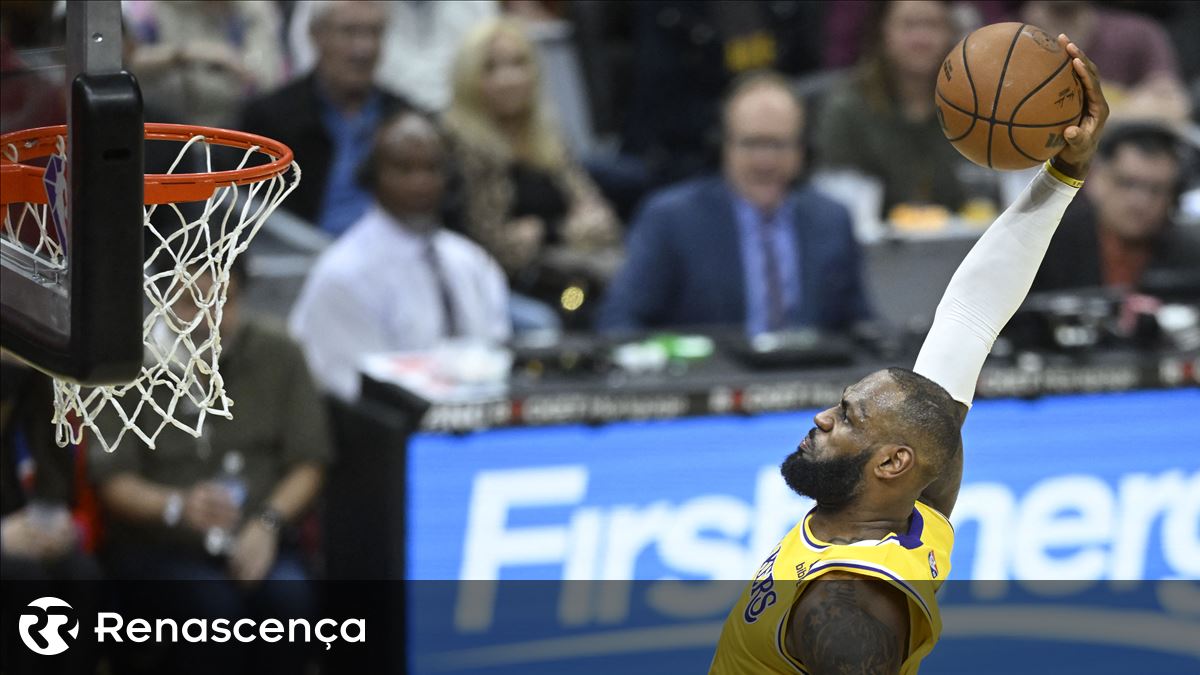 LeBron faz história na NBA, mas Lakers perdem clássico de Los