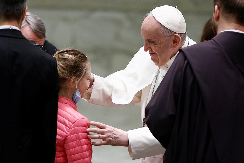 Papa francisco abençoa menina ucraniana refugiada. Foto: Guglielmo Mangiapane/Reuters