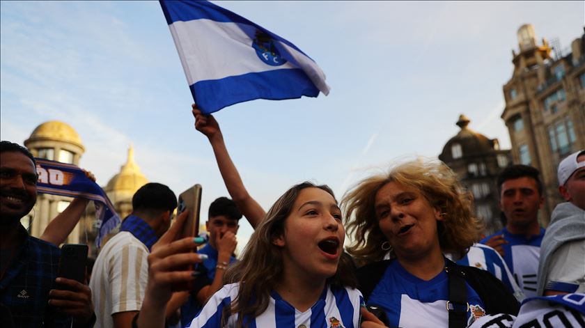 Adeptos do FC Porto celebram título na Avenida dos Aliados. Foto: Violeta Santos Moura/Reuters