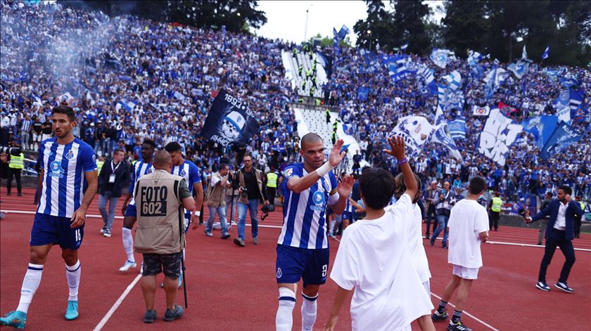 Pepe, capitão do Porto, venceu o troféu.  Foto: REUTERS/Pedro Nunes