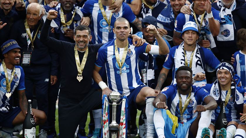 Pepe e Conceição com o troféu no relvado. Foto: REUTERS/Pedro Nunes
