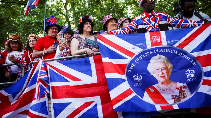 Centenas de pessoas celebram os 70 anos de reinado de Isabel II. Foto: Reuters