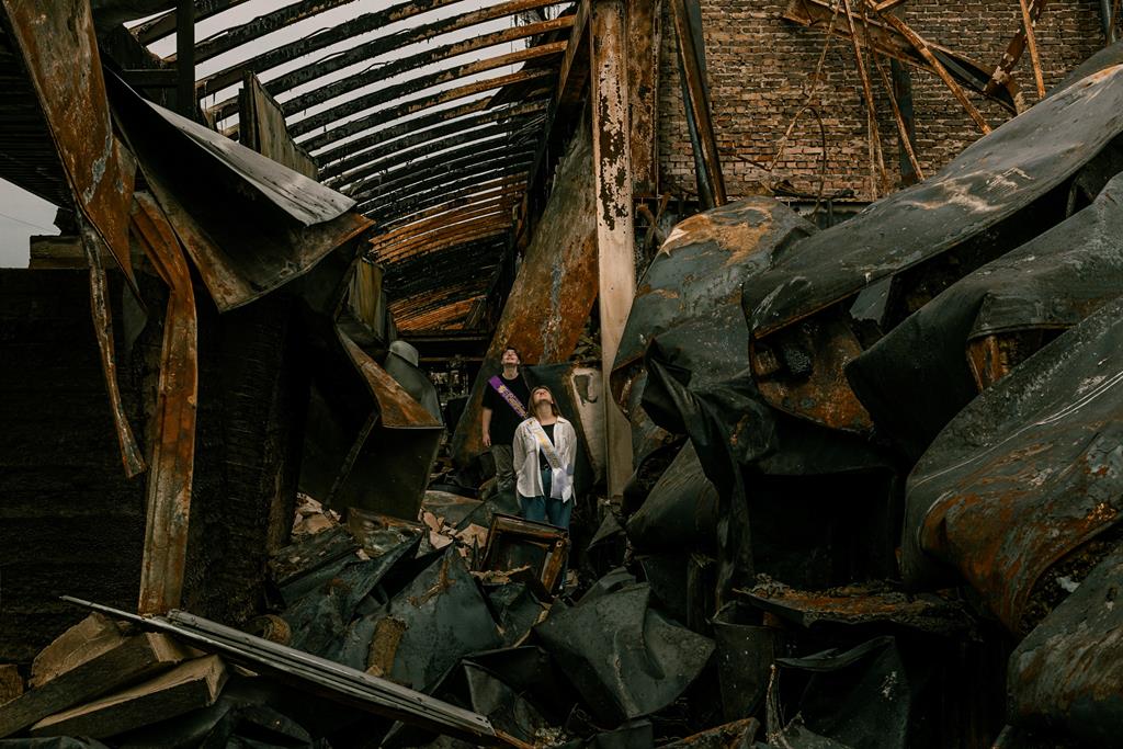 Estudantes posam, em ruínas da cidade de Chernihiv, para uma sessão fotográfica enquanto os ataques russos à cidade ucraniana continuam. Foto: @senykstas/Instagram via Reuters
