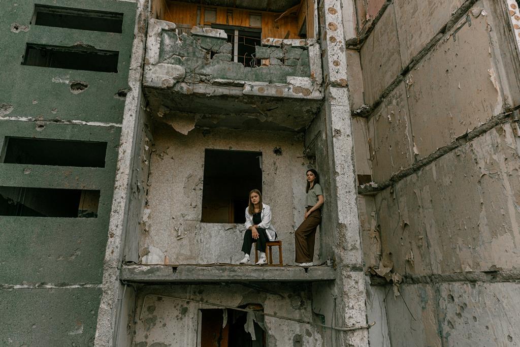 Estudantes num prédio em ruínas, enquanto os ataques russos a Chernihiv continuam. Foto: @senykstas/Instagram via Reuters