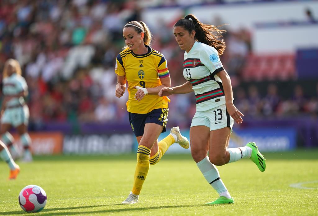 Fátima Pinto com Kosovare Asllani, da Suécia, no Euro 2022. Foto: Nick Potts/PA Images/Reuters
