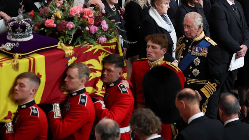 Rei Carlos segue o caixão da mãe no cortejo fúnebre. Foto: Phil Noble/Reuters