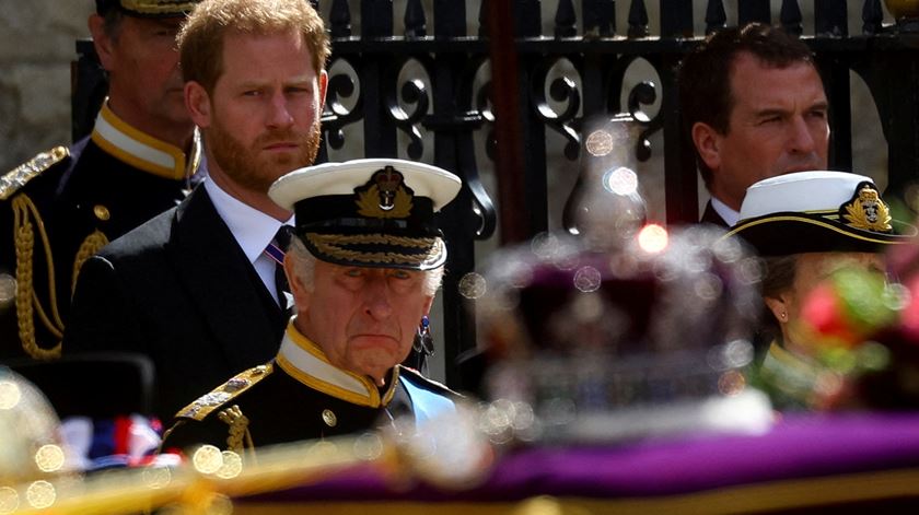 Rei Carlos III e príncipe Harry seguem o cortejo de Isabel II. Foto: Kai Pfaffenbach/Reuters