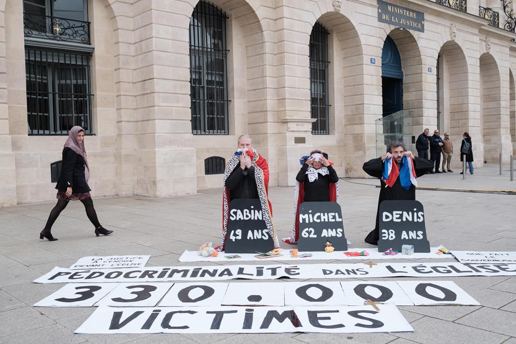 Ativistas denunciam inação do Governo francês e do sistema judicial em relação aos casos de abusos na Igreja francesa. Ativistas exibem nomes de vítimas de abusos que puseram fim à vida. Foto: Anna Margueritat / Hans Lucas / Reuters