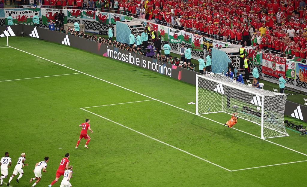 Bale marcou, de penálti, o primeiro golo da história do País de Gales num Mundial, com uma "mancha vermelha" de adeptos galeses em euforia atrás da baliza. Foto. Marko Djurica/Reuters