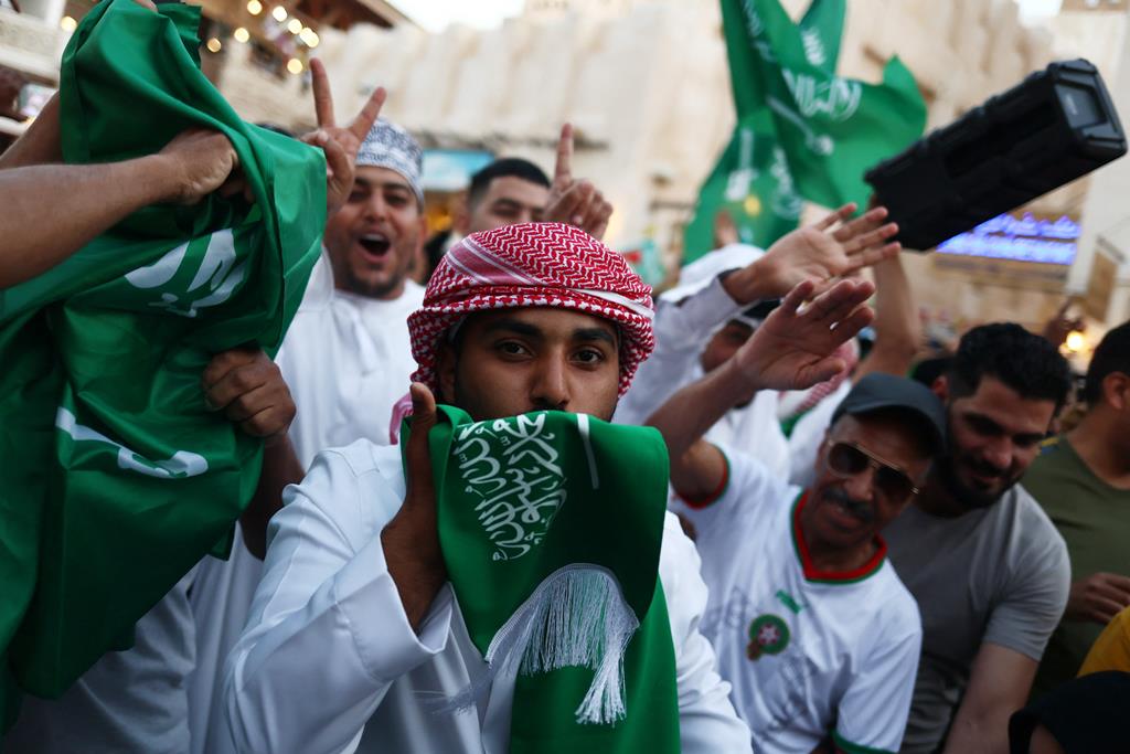 Adeptos da Arábia Saudita no exterior do estádio, após vitória sobre a Argentina. Foto: Pedro Nunes/Reuters