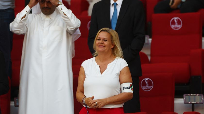 Nancy Faeser, ministra do Interior alemã, no Qatar com a braçadeira. Foto: Reuters