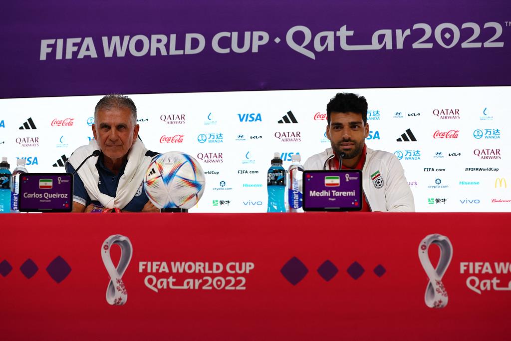 Queiroz com o portista Taremi, um dos jogadores mais decisivos do Irão no Mundial do Qatar. Foto: Gareth Bumstead/Reuters