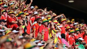 Adeptos do País de Gales pintam bancadas com chapéu arco-íris