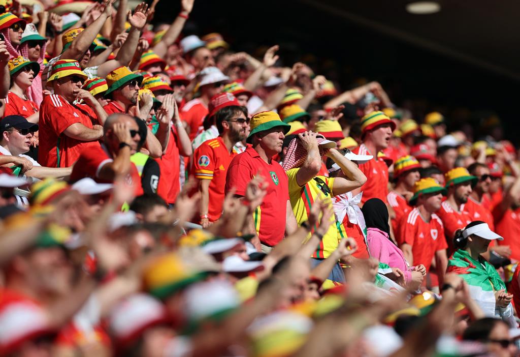 Adeptos do País de Gales com o chapéu arco-íris no jogo com o Irão, no Mundial do Qatar Foto: Carl Recine/Reuters