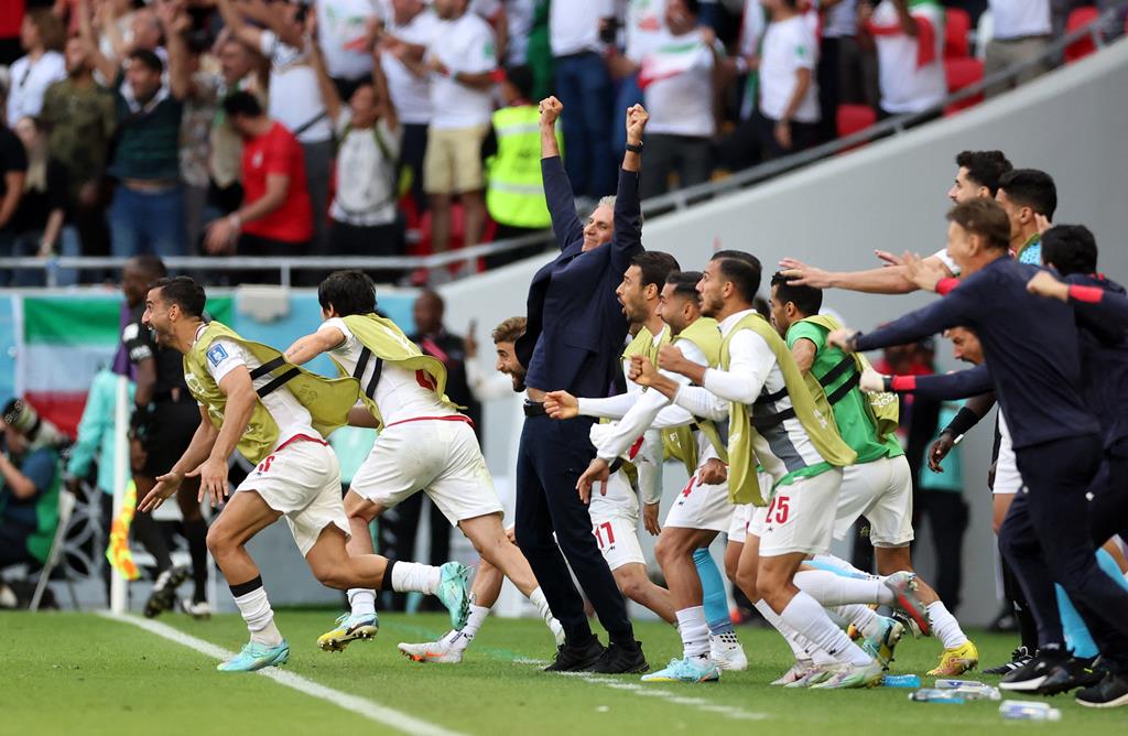 Carlos Queiroz celebra vitória do Irão sobre Gales, no Mundial Foto: Carl Recine/Reuters