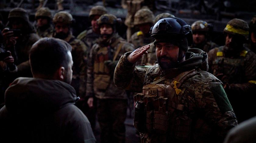 Visita de Volodymyr Zelensky à cidade de Bakhmut, na linha da frente. Foto: Serviço Presidencial da Ucrânia/Reuters