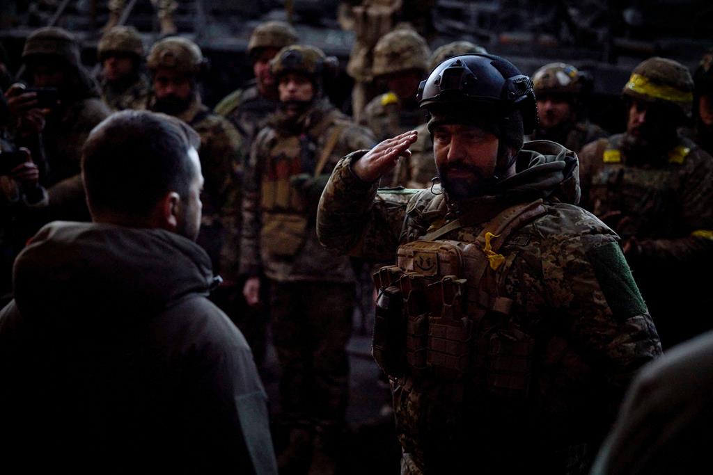 Em dezembro, Zelensky visitou Bakhmut, cidade na linha da frente dos combates. Foto: Presidência da Ucrânia via Reuters