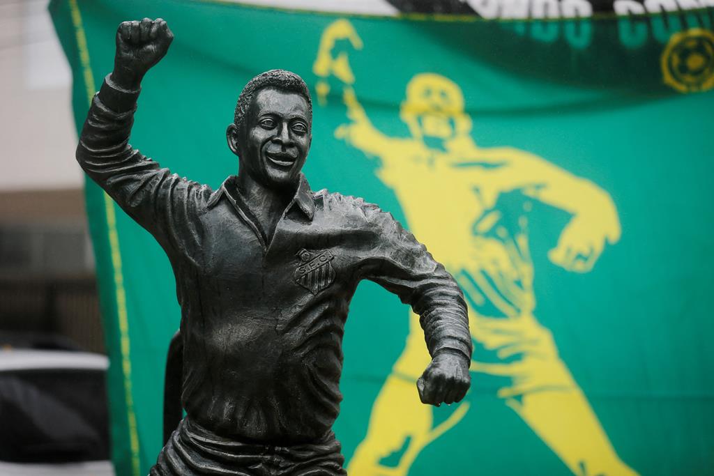 Estátua de Pelé Foto: Diego Vara/Reuters