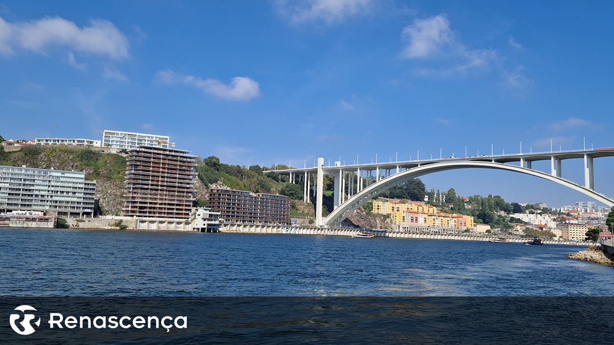 Circulação cortada na Ponte da Arrábida por colisão entre dois camiões e um carro