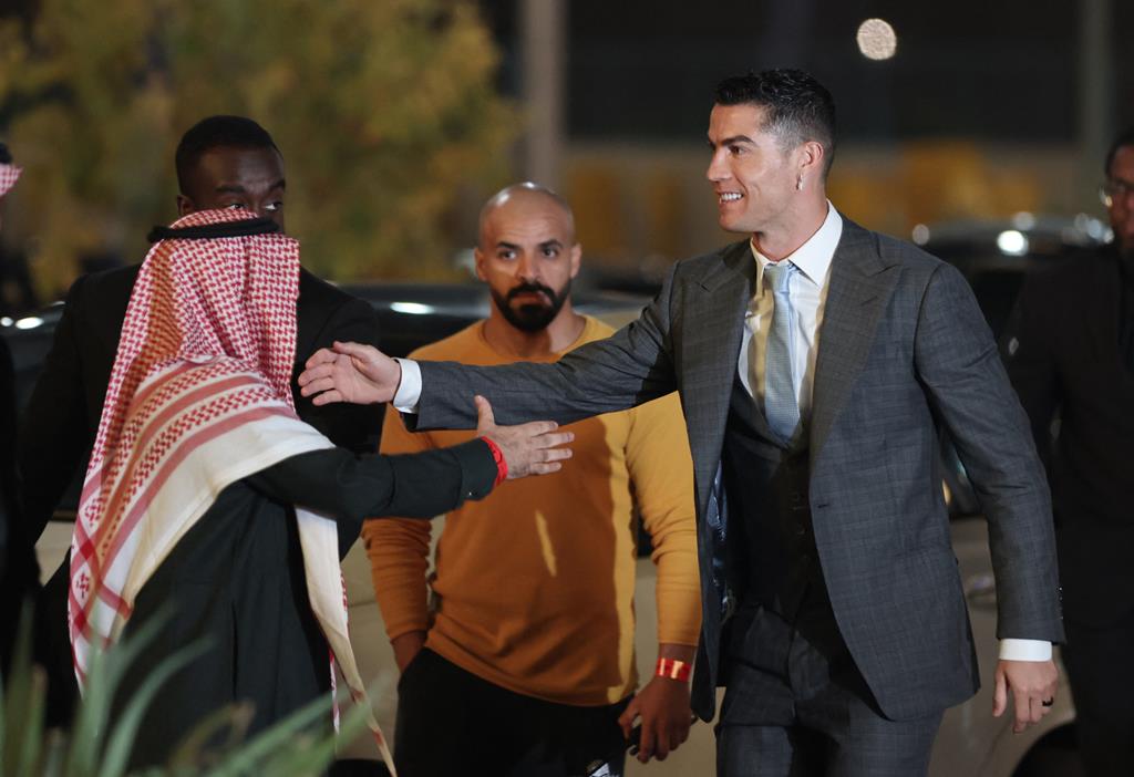 Ronaldo foi recebido pelos dirigentes do Al Nassr no Mrsool Park, em Riade.  Foto: Reuters/Ahmed Yosri